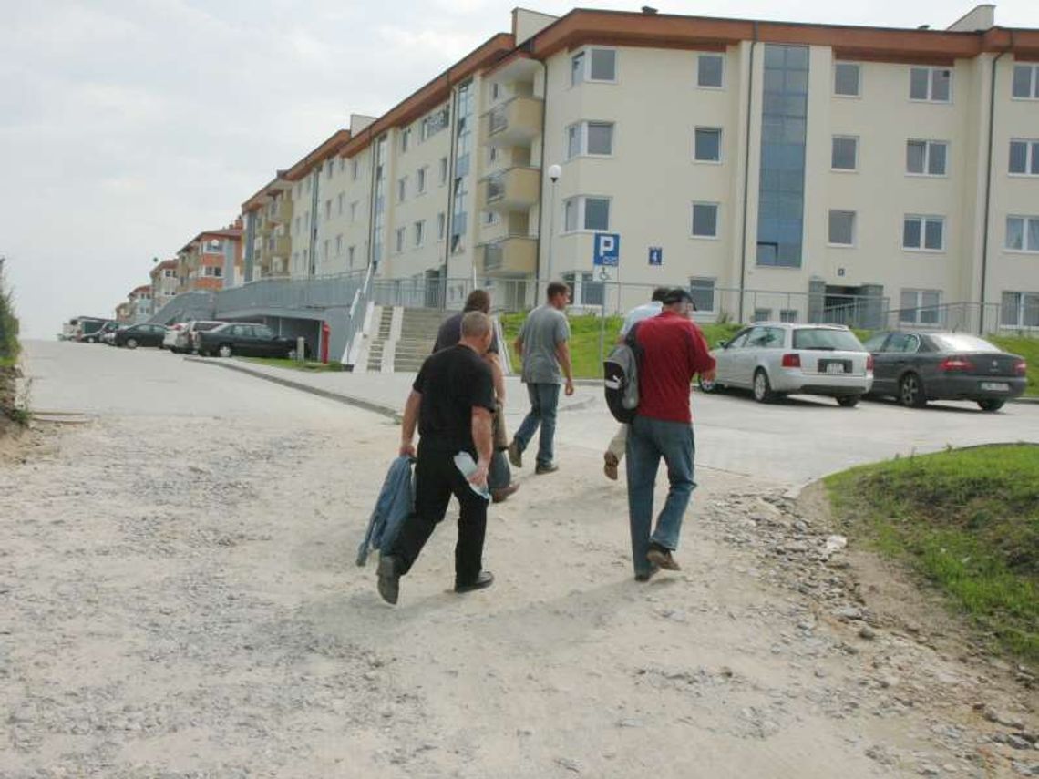 Mieszkańcy Jaspisowej grzęzną w błocie i walczą o dojazd do osiedla