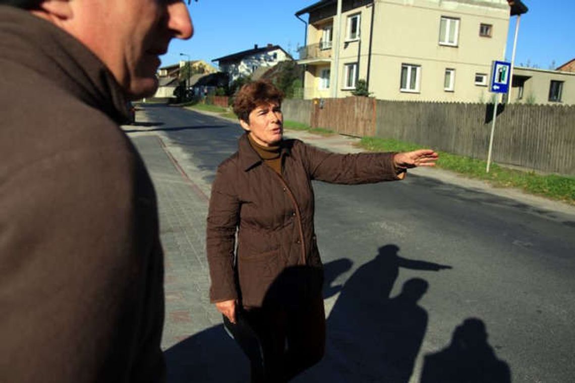 Mieszkańcy Krężnicy Jarej walczą o chodnik i remont drogi