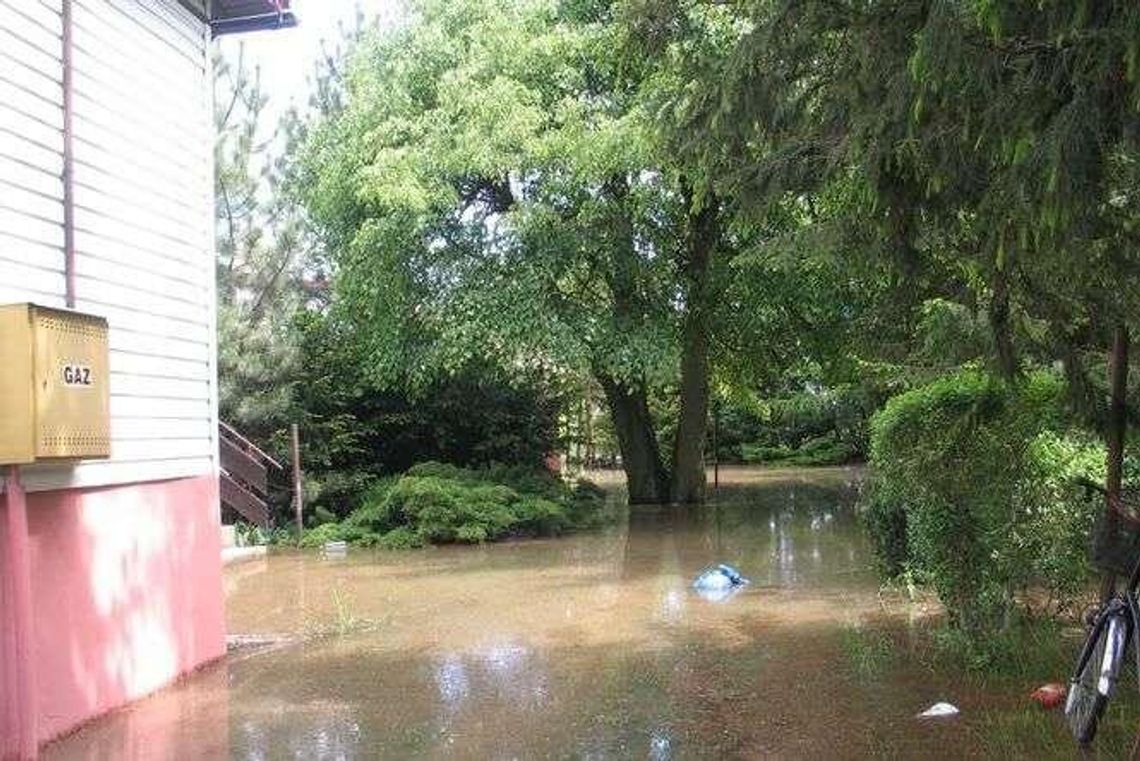 Mieszkańcy miasta gromadzą worki. Szykują się na powódź Mieszkańcy miasta gromadzą worki. Szykują się na powódź