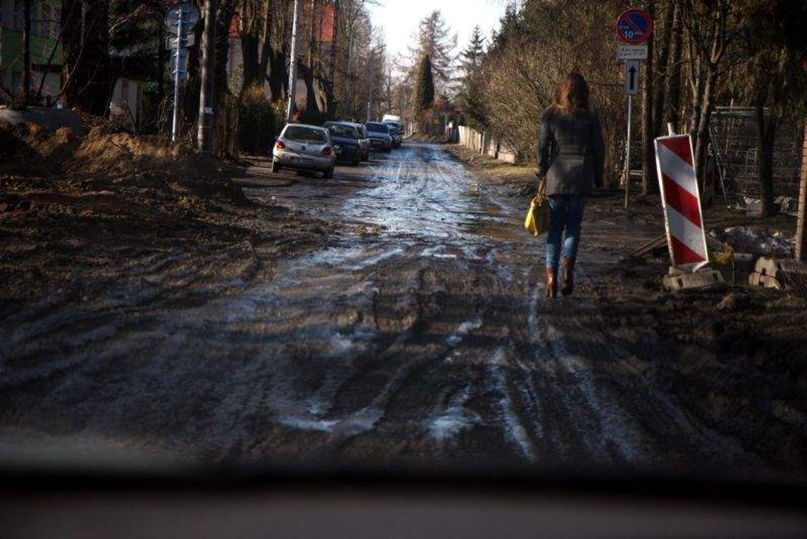 Mieszkańcy: Nasza ulica tonie w błocie, uszkodzonych kilka aut Mieszkańcy: Nasza ulica tonie w błocie, uszkodzonych kilka aut