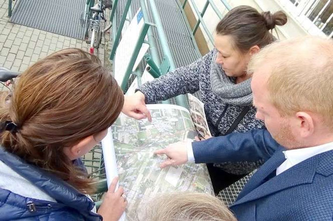 Mieszkańcy nie chcą linii wysokiego napięcia obok szkoły. "Tu chodzi o nasze zdrowie"