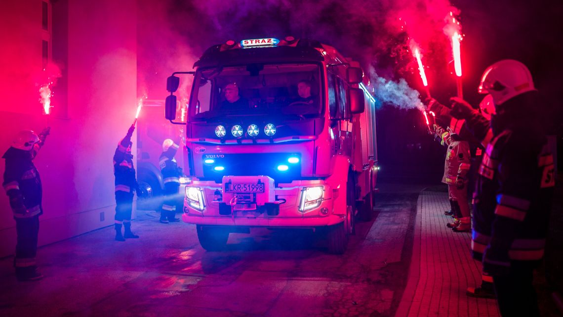 Mieszkańcy poszli głosować, strażacy z OSP Wilkołaz odebrali nowy wóz