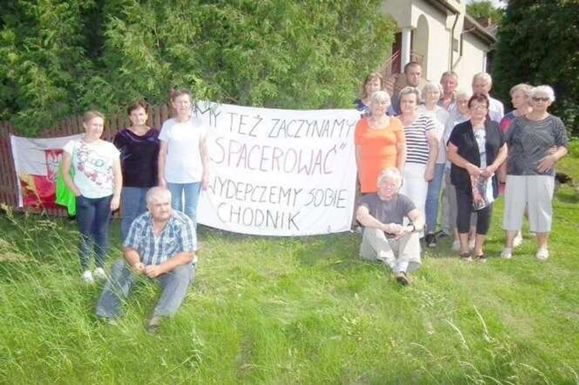 Mieszkańcy protestowali i dopięli swego. Będzie chodnik przy niebezpiecznej drodze