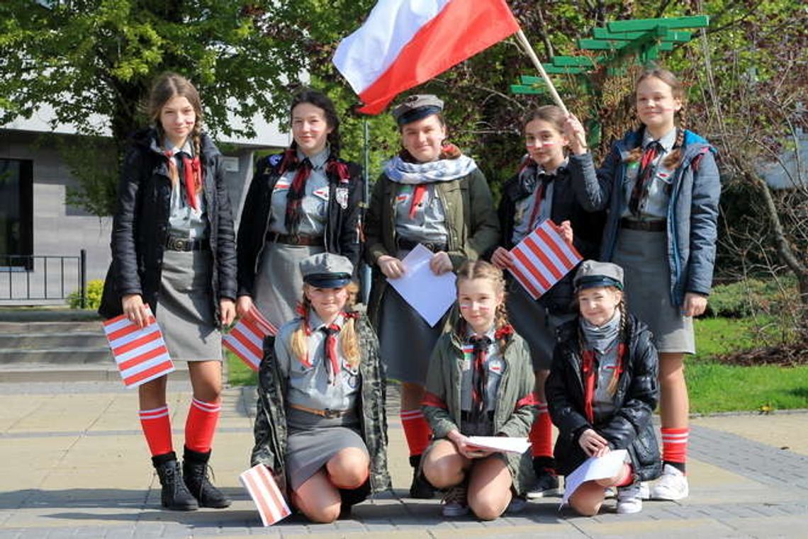 Mieszkańcy Puław dostali dwa tysiące flag od harcerek