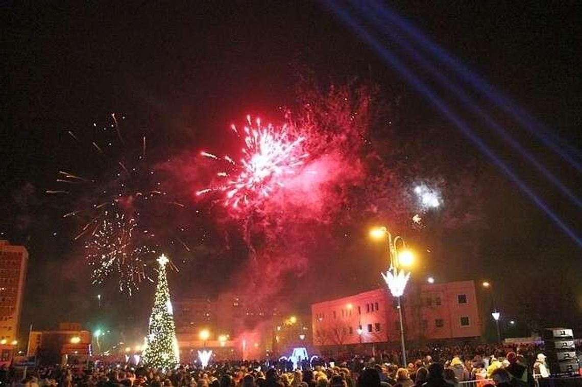 Mieszkańcy Puław powitali Nowy Rok 2018 na placu Chopina [wideo, zdjęcia]