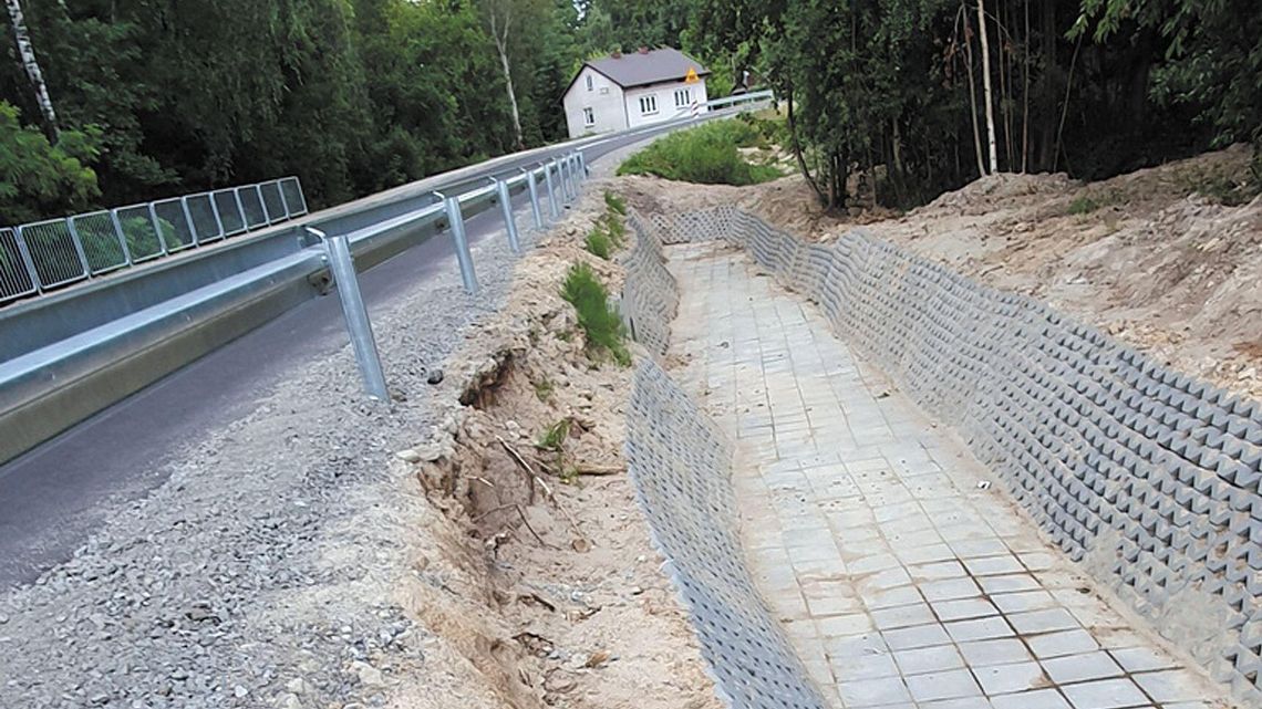 Mieszkańcy są wściekli po remoncie drogi i grożą blokadą. "To jest jedna wielka fuszerka"
