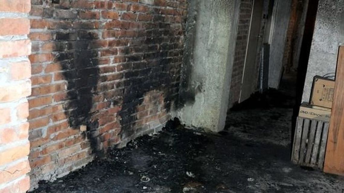 Mieszkańcy uciekali z bloku, bo w piwnicy wybuchł pożar. W krzakach siedział podejrzany