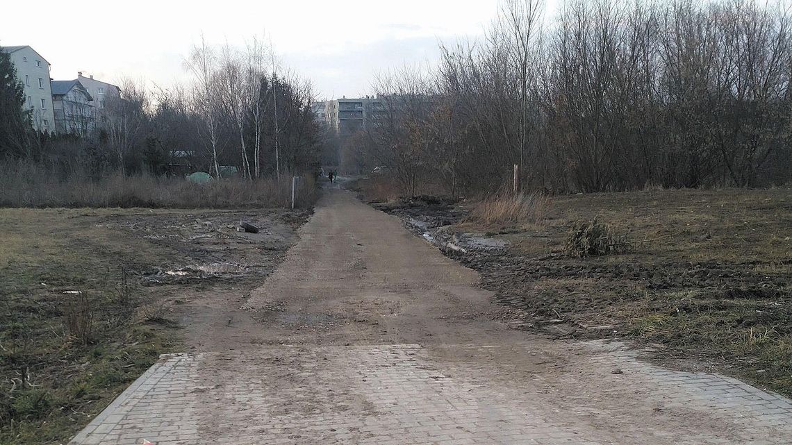 Mieszkańcy ul. Rumiankowej w Lublinie brnęli przez błoto. Teraz będą mieć nieco lżej