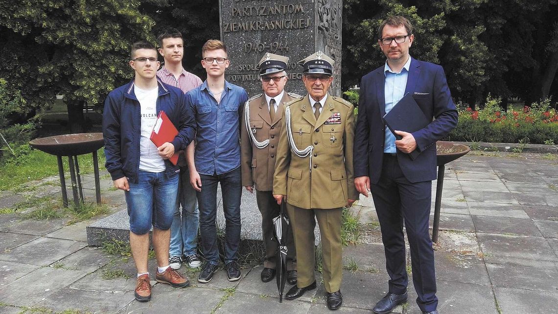 Mieszkańcy w obronie partyzanta z brązu. Nie chcą usuwania pomnika