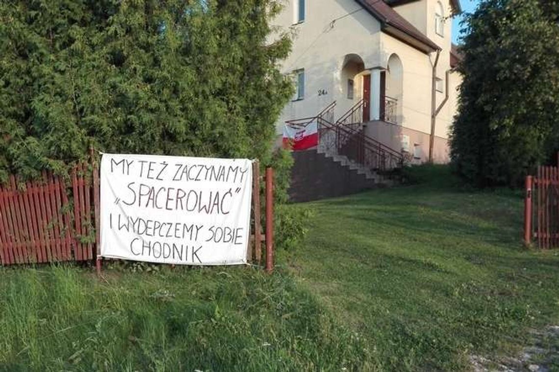 Mieszkańcy wsi wywiesili biało-czerwone flagi i transparenty. "Jesteśmy zdesperowani"