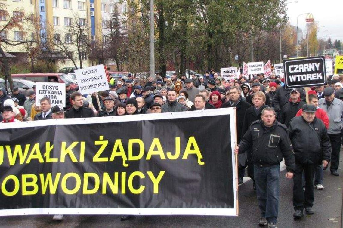 Mieszkańcy wyszli na ulice. Ruch tirów sparaliżowany (zdjęcia)