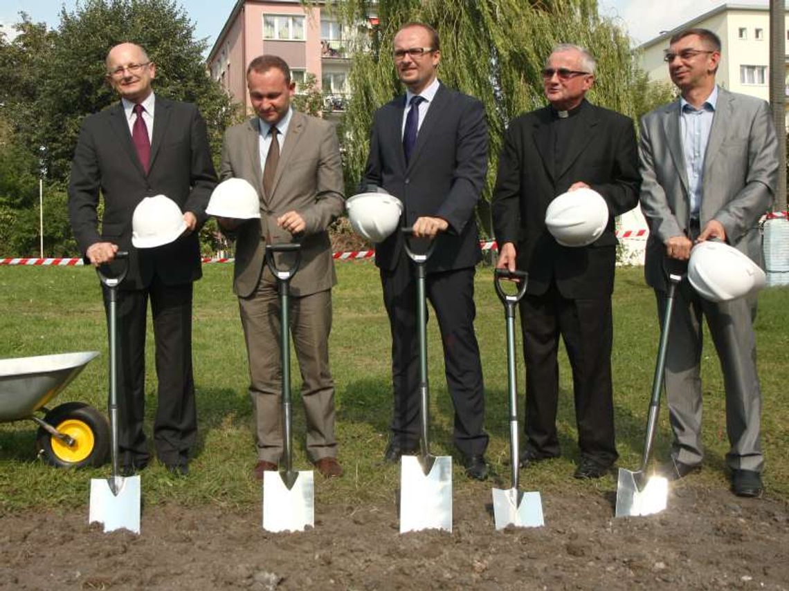 Mieszkańcy wywalczyli basen na Łabędziej, politycy się pokazali