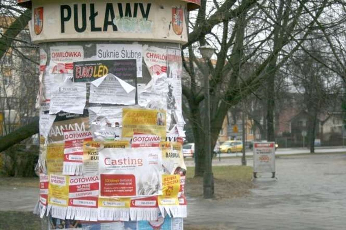 Mieszkańcy: Zostawcie słupy ogłoszeniowe, ale je czasem myjcie