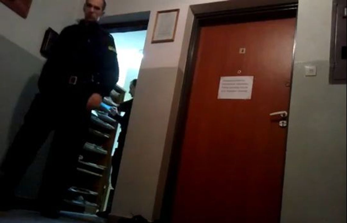 Mieszkańcy zrobili dowcip policjantom. Nagrali ich ukrytą kamerą (wideo)