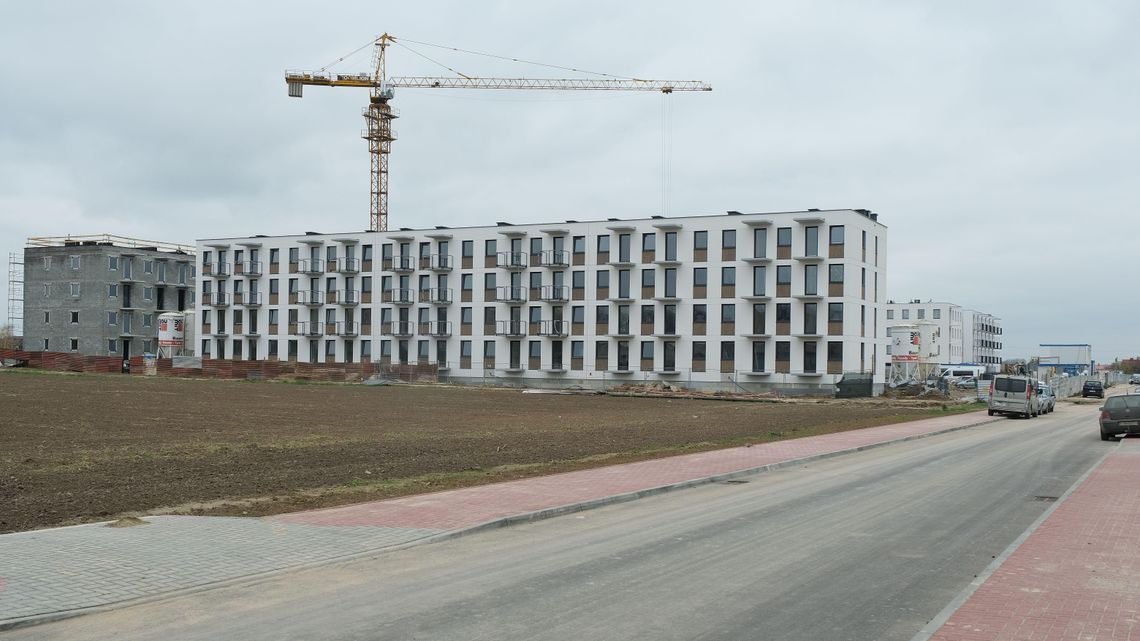 Mieszkanie Plus w Świdniku. Droga gotowa, trwają prace we wnętrzu bloków Mieszkanie Plus w Świdniku. Droga gotowa, trwają prace we wnętrzu bloków