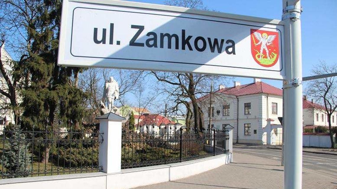 Mieszkaniec Białej Podlaskiej apeluje o wymianę tabliczek z nazwami ulic. „Stare i wyblakłe”