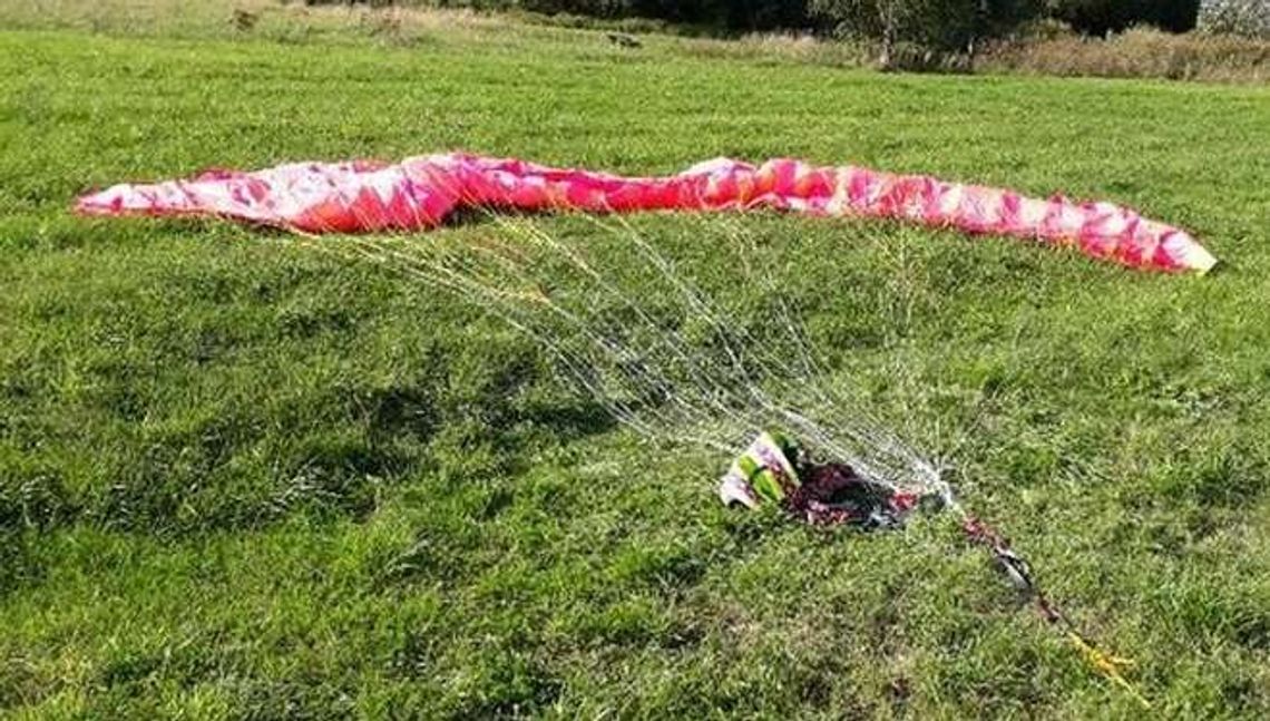 Mieszkaniec Lublina chciał poćwiczyć sterowanie paralotnią na ziemi. Nagle wiatr poderwał go do góry