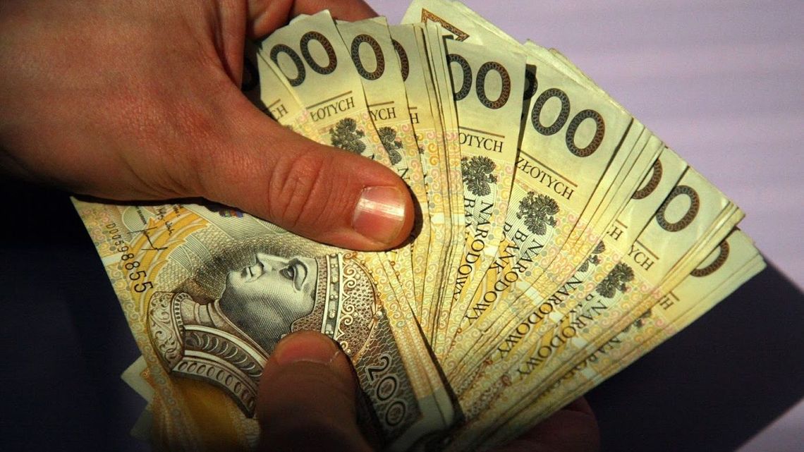 Mieszkaniec Lublina odebrał telefon. Potem pojechał do banku i wypłacił 50 tys. złotych