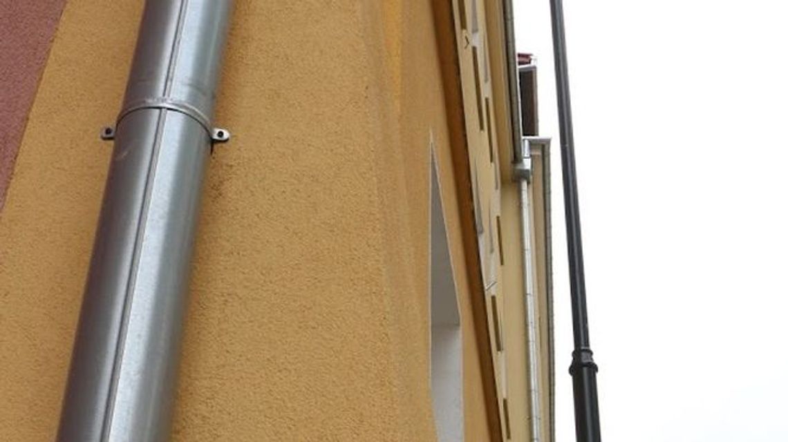 Mieszkaniec Lublina po rynnie wdrapał się do żony. Przyjechała policja