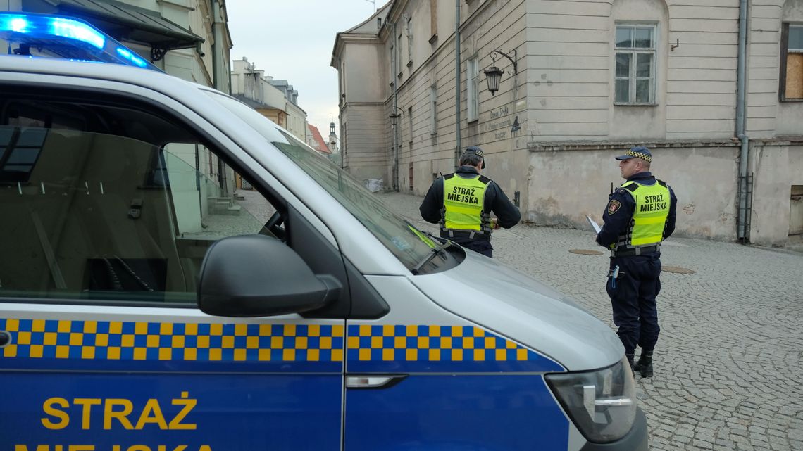 Mieszkaniec Lublina stawia pytanie: Czy strażnikom miejskim należy się mandat?