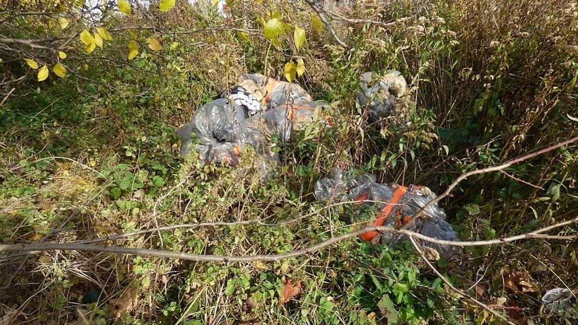Mieszkaniec Lublina wrzucił śmieci w krzaki. Miał pecha