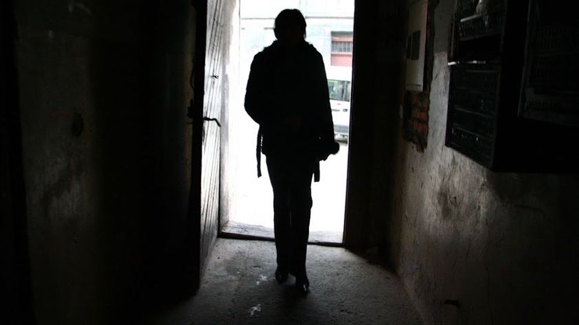 Mieszkaniec Zamościa miał być na kwarantannie. Sąsiadce nakasłał prosto w twarz