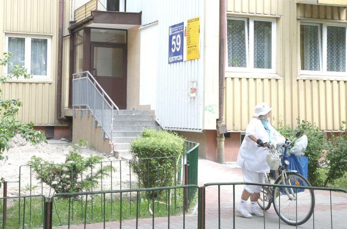 Mieszkanka bloku nie chce podjazdu, bo boi się hałasu Mieszkanka bloku nie chce podjazdu, bo boi się hałasu