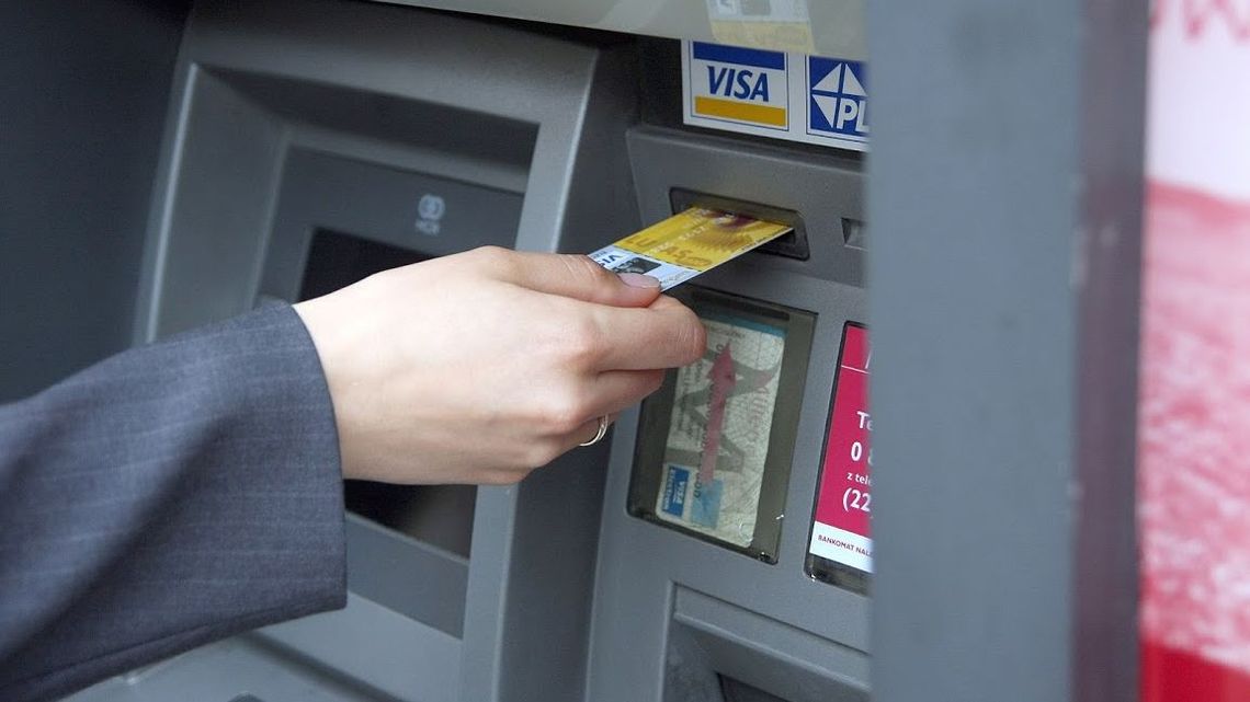 Mieszkanka Chełma znalazła kartę do bankomatu. Zamiast ją oddać, poszła na zakupy