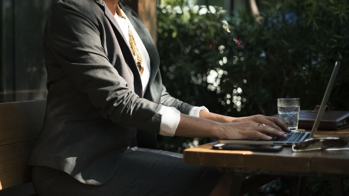 Mieszkanka Lublina myślała, że romansuje z amerykańskim marynarzem. Straciła ogromną kwotę