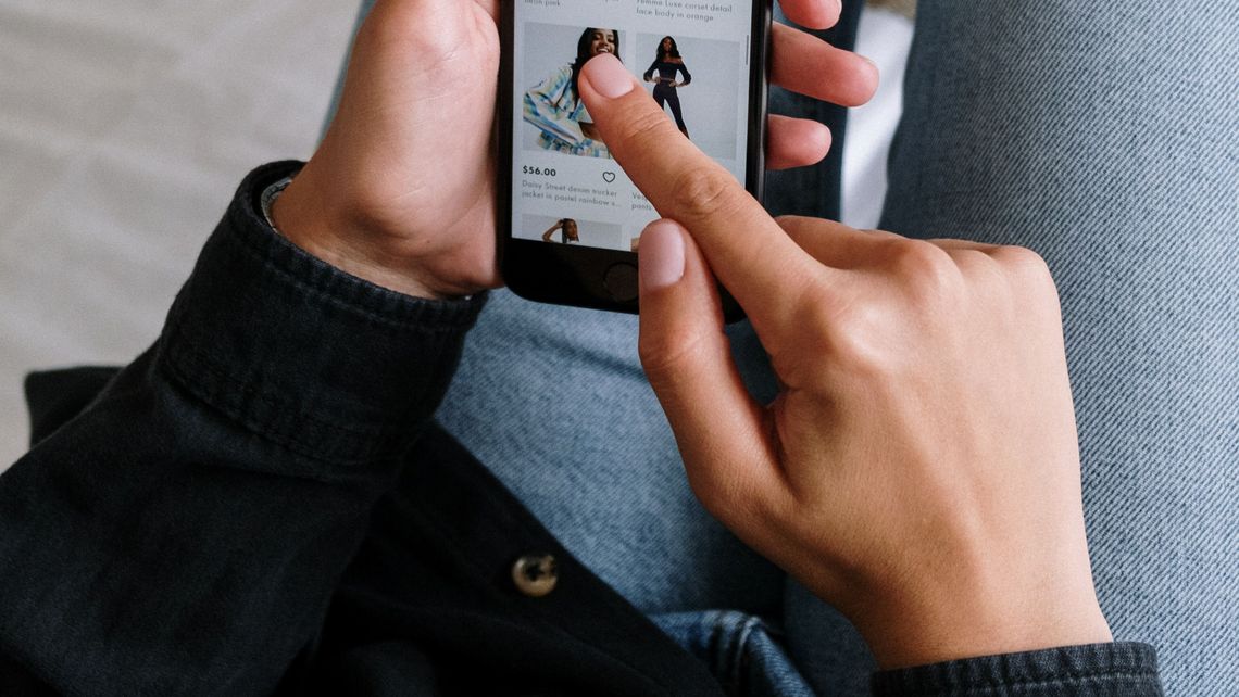 Mieszkanka Puław sukienki nie sprzedała, straciła dużo pieniędzy Mieszkanka Puław sukienki nie sprzedała, straciła dużo pieniędzy