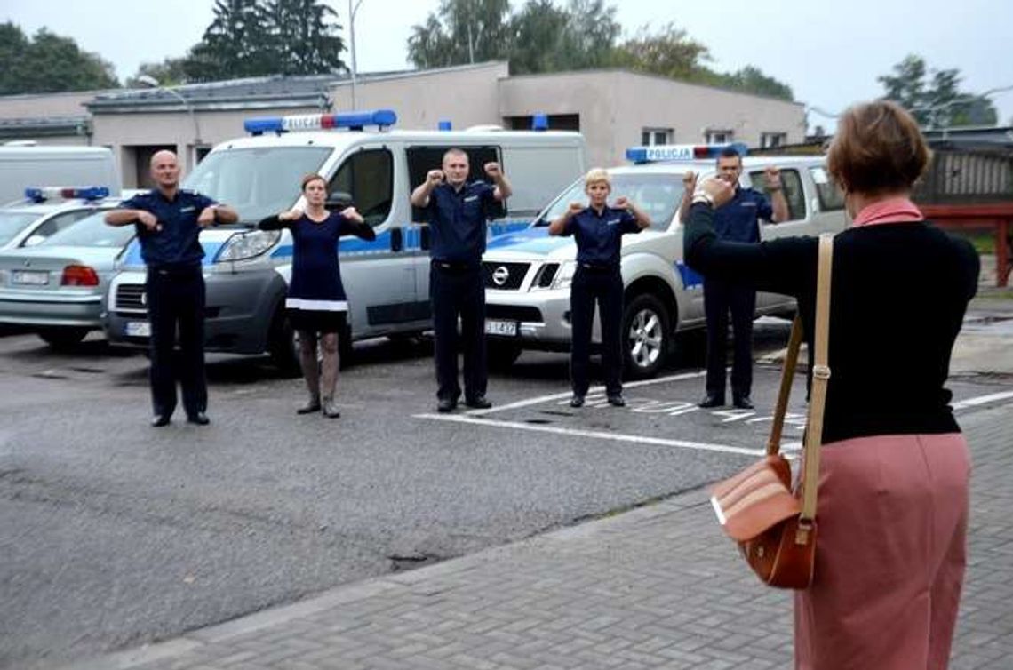 Migać każdy może. Mundurówka też (wideo)