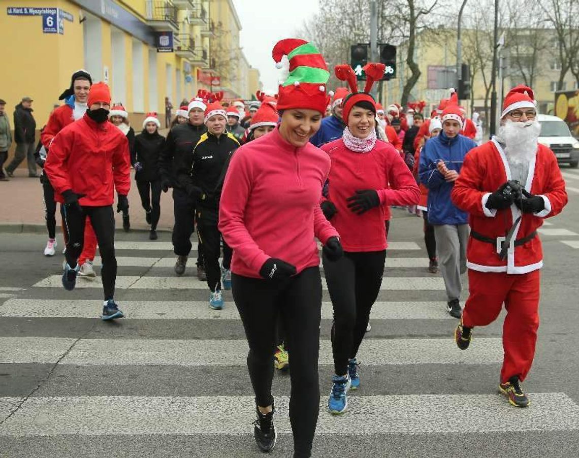 "Mikołaje" w biegu zbierali prezenty dla dzieci (zdjęcia) "Mikołaje" w biegu zbierali prezenty dla dzieci (zdjęcia)