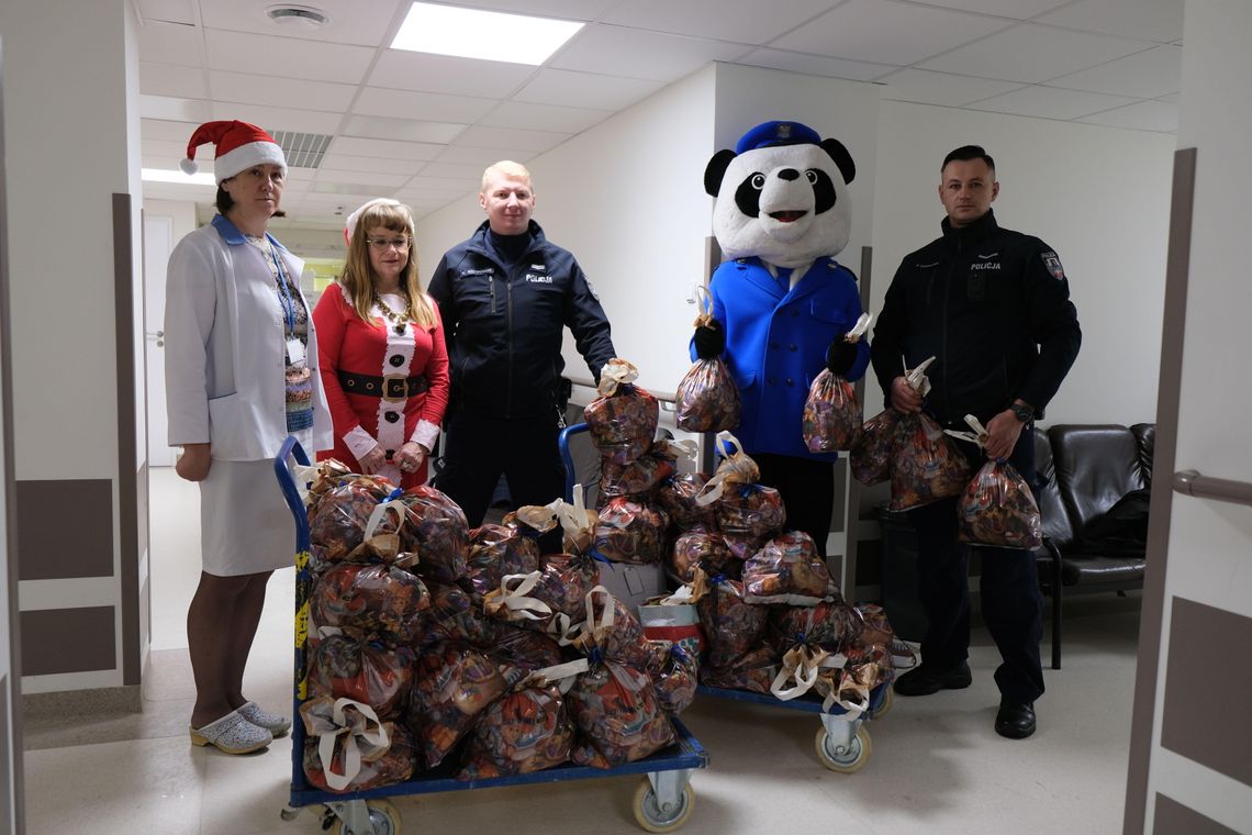 Mikołajki w Lublinie. Policjanci obdarowali małych pacjentów Mikołajki w Lublinie. Policjanci obdarowali małych pacjentów