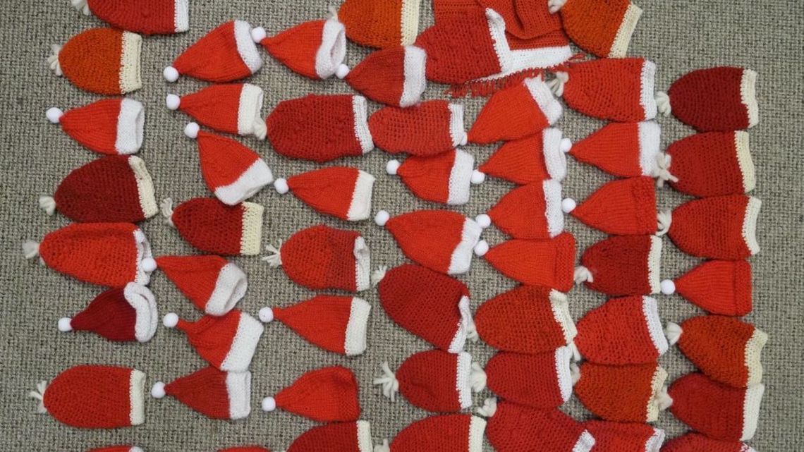 Mikołajkowe czapki wylądują na słupkach, koszach i stojakach rowerowych Mikołajkowe czapki wylądują na słupkach, koszach i stojakach rowerowych