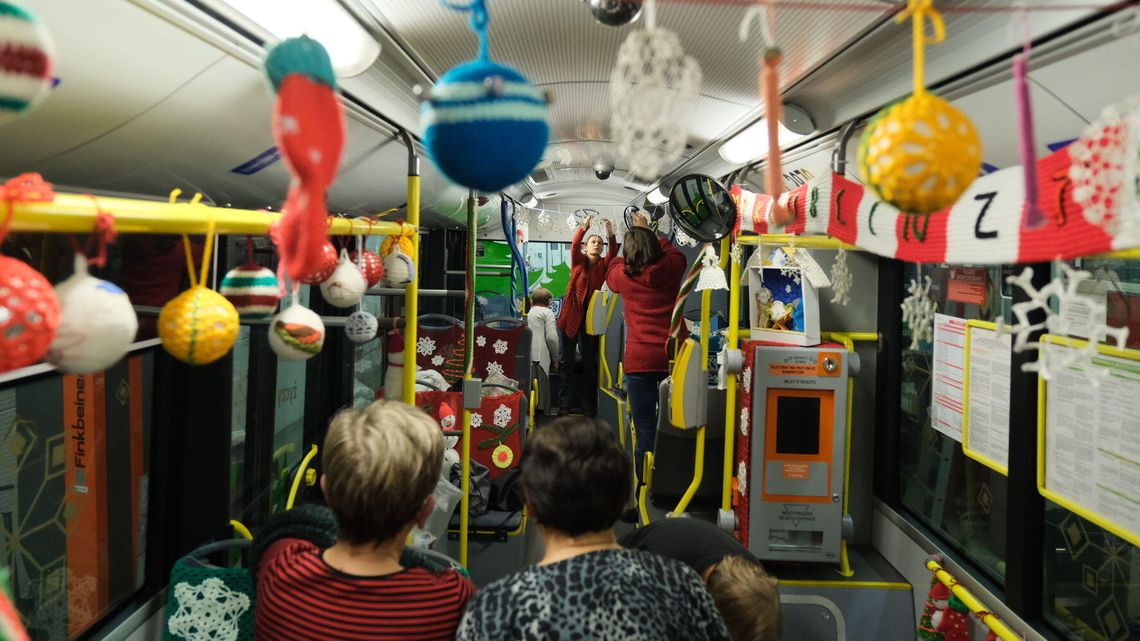 Mikołajkowy trolejbus wyjechał na ulice Lublina. Cały udekorowany włóczką Mikołajkowy trolejbus wyjechał na ulice Lublina. Cały udekorowany włóczką