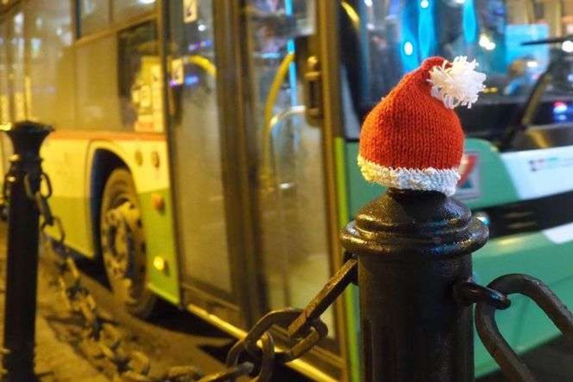 Mikołajowe czapeczki na ulicach Lublina. Bo w środę 6 grudnia!