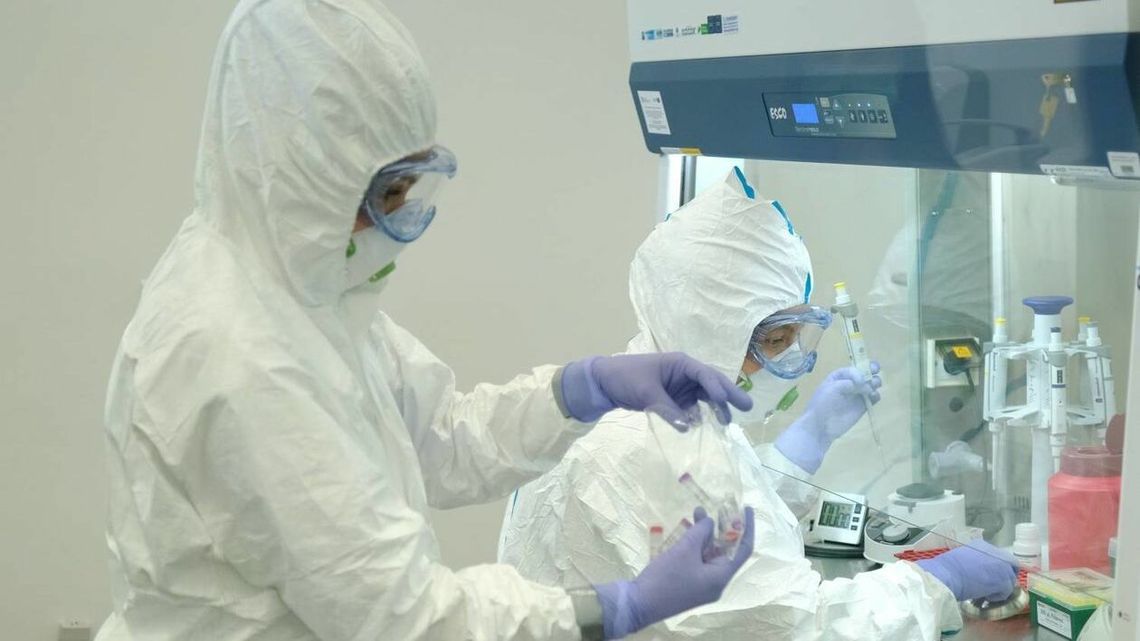 Mikrobiolog: szczepienia radykalnie zmieniły postrzeganie wirusa wśród personelu medycznego Mikrobiolog: szczepienia radykalnie zmieniły postrzeganie wirusa wśród personelu medycznego