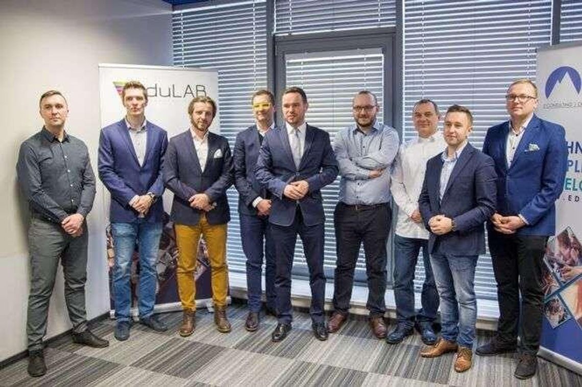 Milion na rozwój dla firmy z Lublina. Ma pomóc znaleźć pracę absolwentom UMCS Milion na rozwój dla firmy z Lublina. Ma pomóc znaleźć pracę absolwentom UMCS