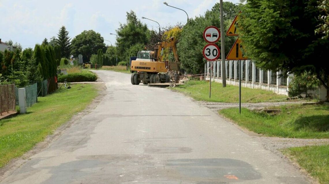 Miliony pójdą w asfalt. Trwa rozbudowa drogi Miliony pójdą w asfalt. Trwa rozbudowa drogi