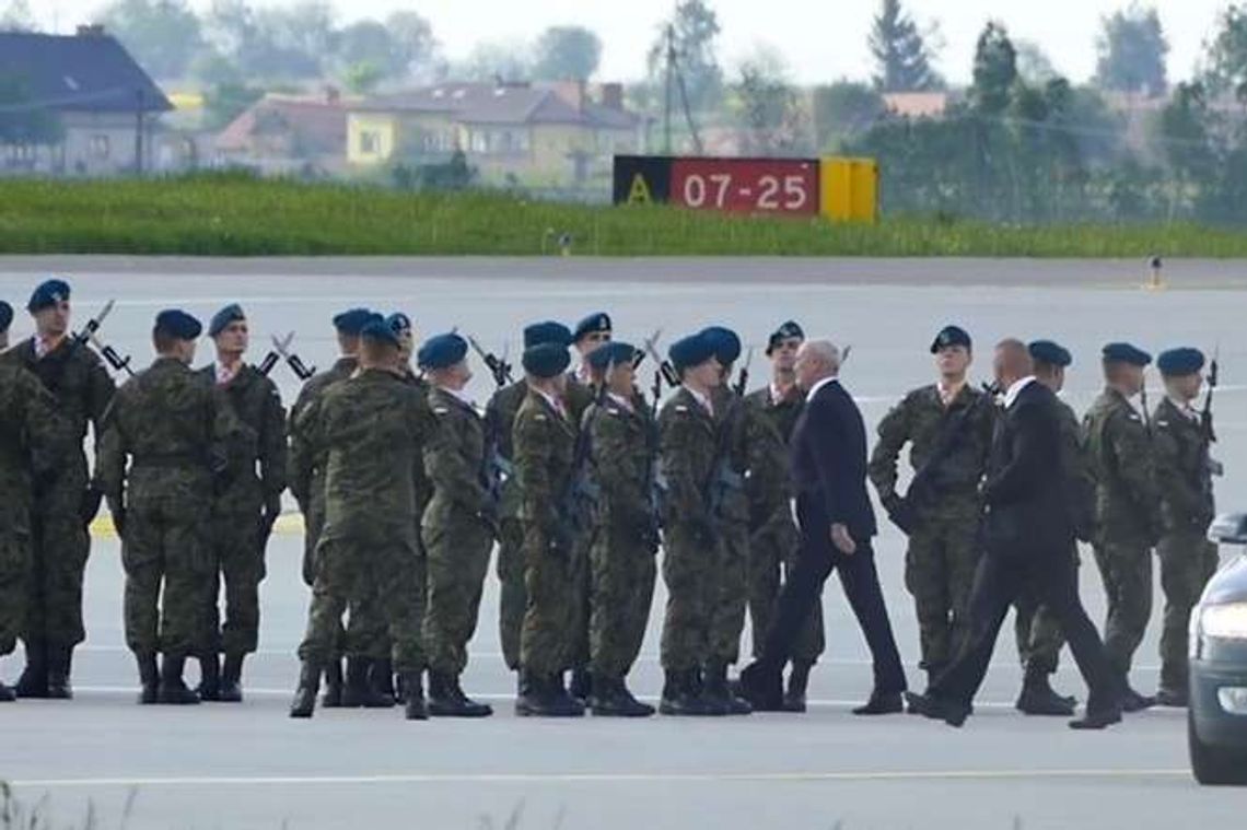 Minister Antoni Macierewicz odlatuje z lotniska Lublin Minister Antoni Macierewicz odlatuje z lotniska Lublin