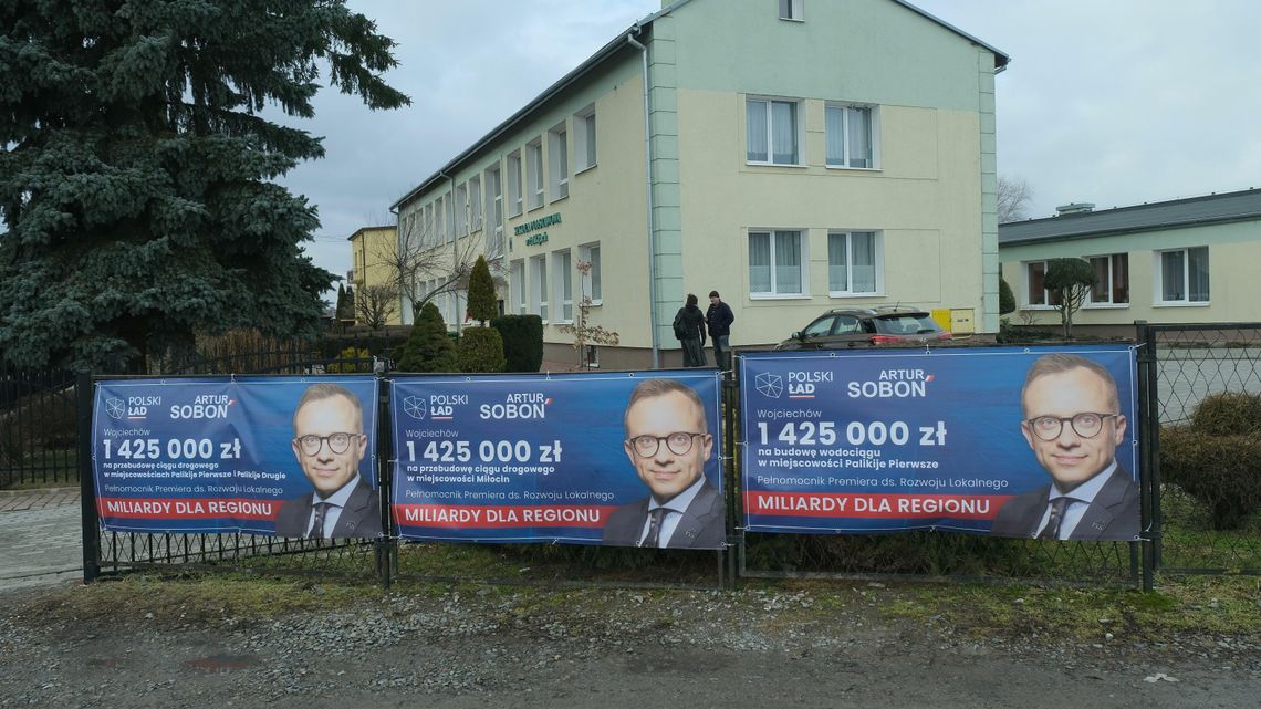 Minister Artur Soboń promuje się na szkolnym płocie. Dyrektorka: To nie moja decyzja