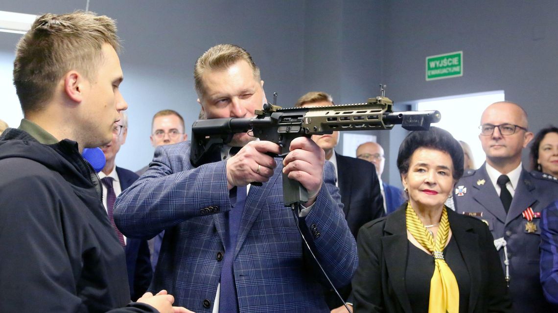 Minister Czarnek otwiera szkolną strzelnicę. "Szkolenia wojskowe to dzisiaj rzecz nie do przecenienia"