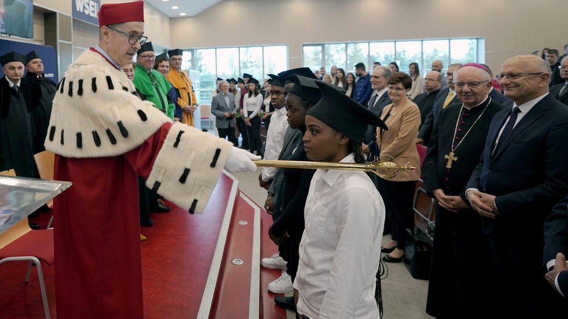 Minister miał wygłosić wykład inauguracyjny, ale nie dotarł. Ważna decyzja przyjechała w teczce Minister miał wygłosić wykład inauguracyjny, ale nie dotarł. Ważna decyzja przyjechała w teczce