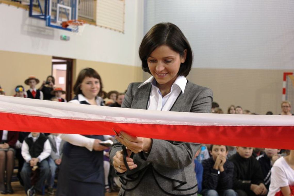 Minister Mucha otworzyła salę sportową w Bochotnicy 