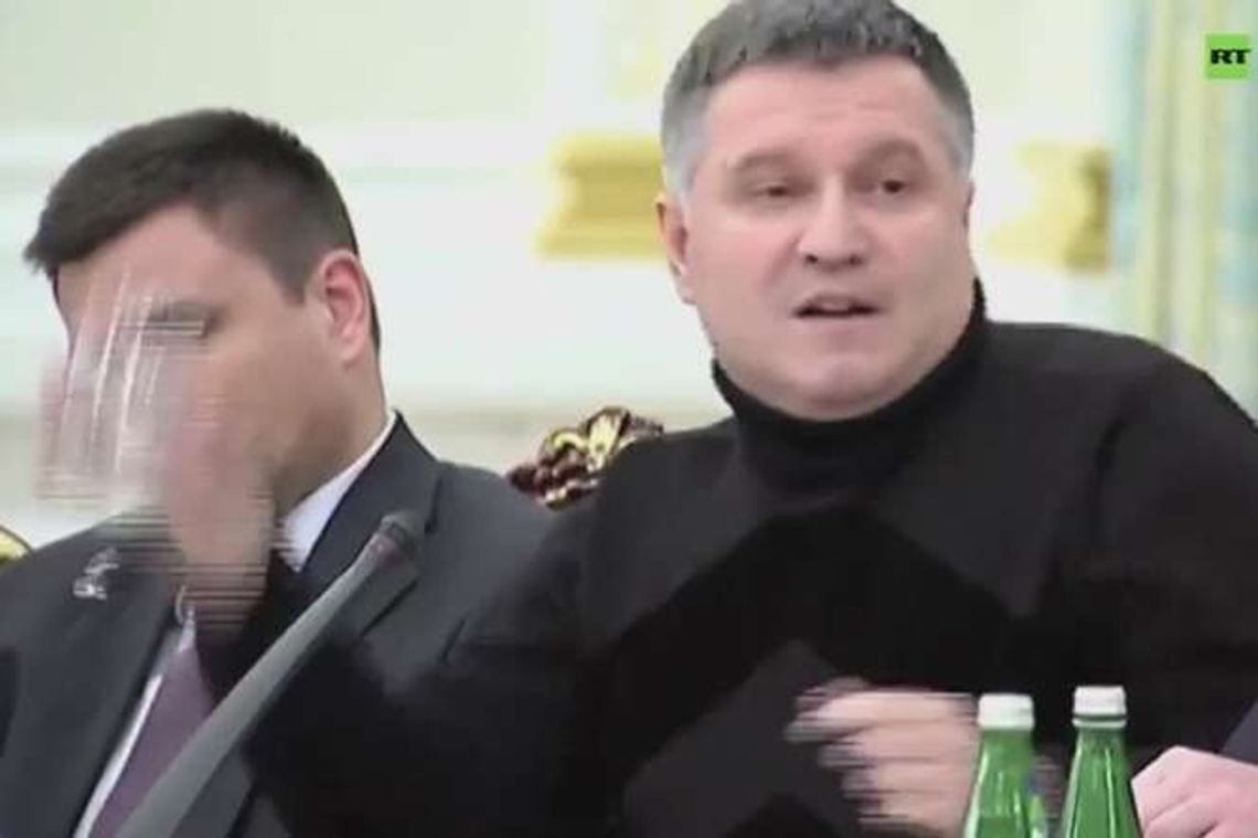 Minister nie wytrzymał i rzucił szklanką w drugiego polityka (wideo) Minister nie wytrzymał i rzucił szklanką w drugiego polityka (wideo)