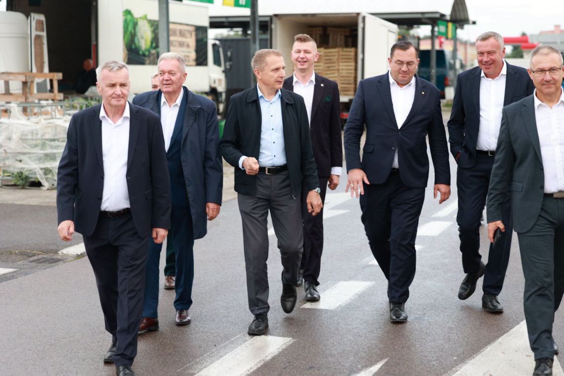 Minister rolnictwa odwiedził Elizówkę. Rozmawiał z handlowcami i rolnikami Minister rolnictwa odwiedził Elizówkę. Rozmawiał z handlowcami i rolnikami