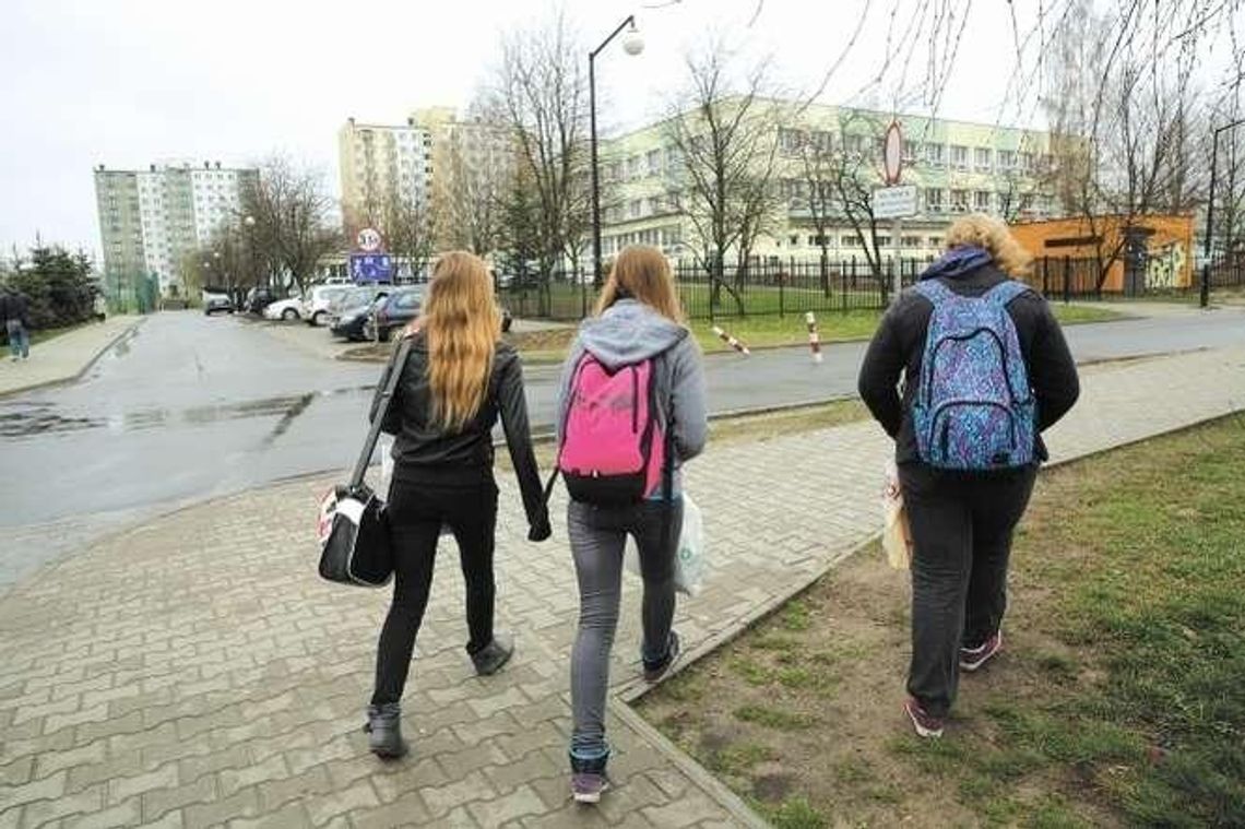 Minister: Szafki na książki w 98 proc. szkół. Rodzice: Zaklinanie rzeczywistości nic nie da