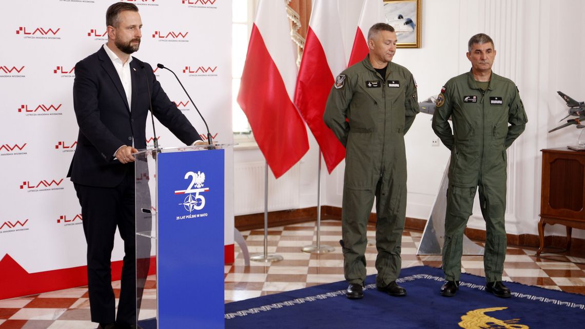 Minister w Dęblinie. Chce skrócić czas szkolenia pilotów Minister w Dęblinie. Chce skrócić czas szkolenia pilotów