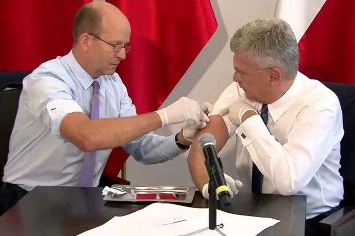 Minister zaszczepił marszałka. "Lobby antyszczepionkowe jest pozbawione logicznych i naukowych podstaw"