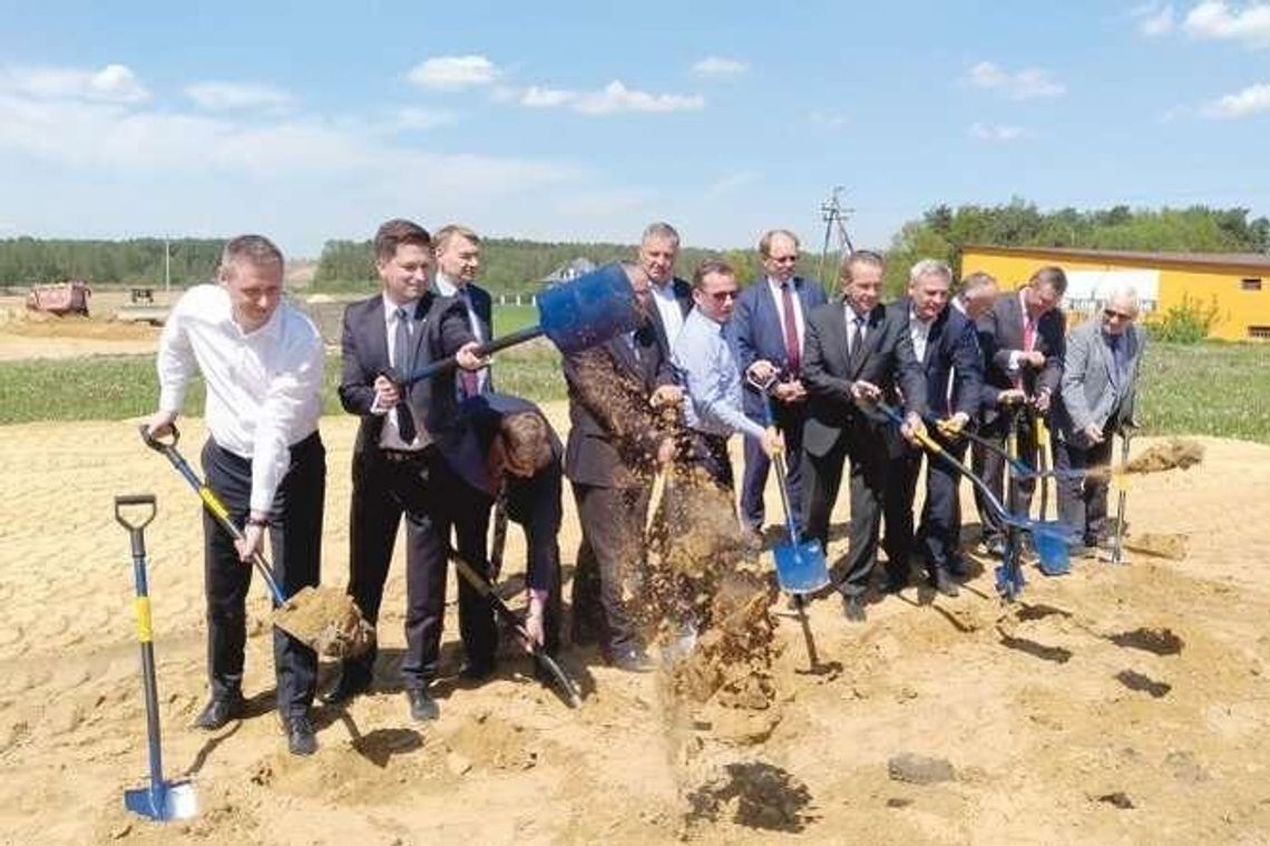 Ministrowie, posłowie i dyrektorzy wbili "pierwszą" łopatę. Budowa ekspresówki trwa od kilku miesięcy